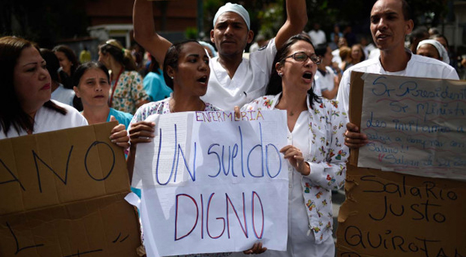Trabajadores del sector salud protestan por incumpliendo del contrato colectivo