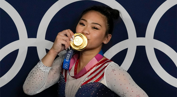 Suni Lee del equipo de EEUU gana el oro olímpico en gimnasia general