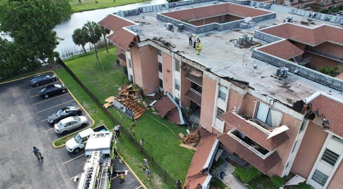 Colapsa el techo de un edificio en Miami (Video)
