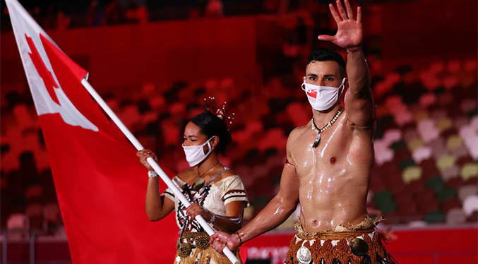 Tonga causa furor en la apertura de los JJOO por su «musculoso» abanderado Pita Taufatofua (Fotos)