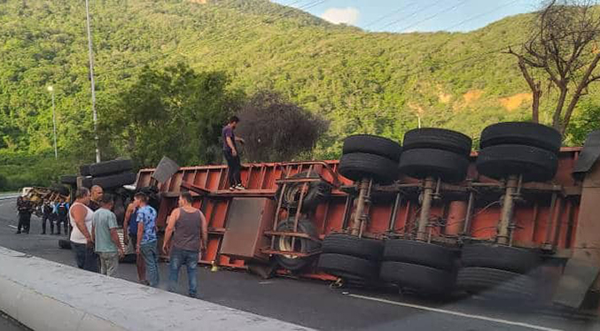 Se vuelcan dos gandolas en la autopista Caracas – La Guaira