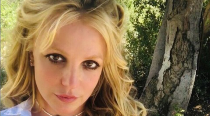 Britney Spears celebra su libertad en topless