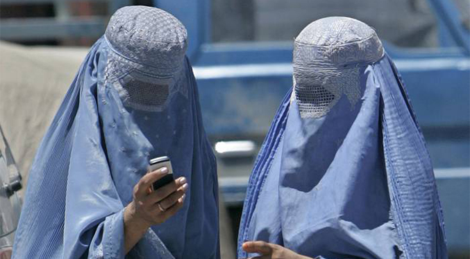 Talibanes dicen que lo derechos de las mujeres se fijarán en diálogo intraafgano