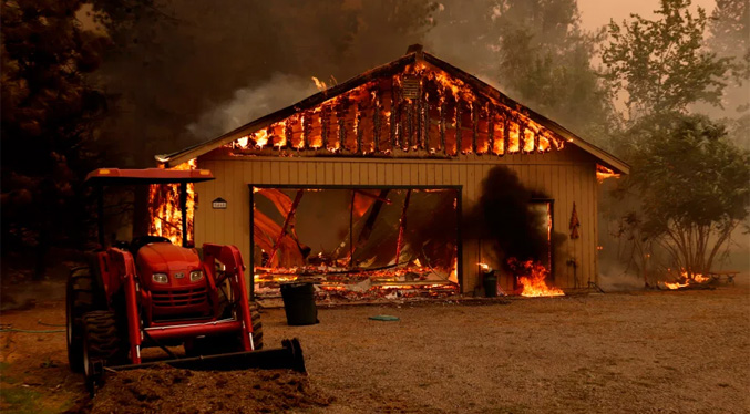 El incendio Dixie lleva un mes ardiendo sin tregua en el norte de California