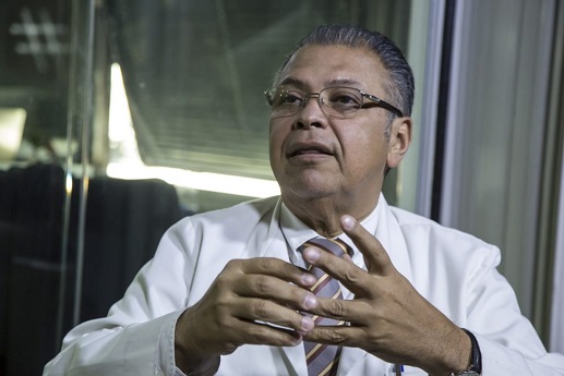 Dr. Huniades Urbina: Los niños son “más vulnerables” al COVID-19 por las mutaciones