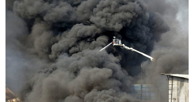 Reportan 15 muertos tras incendio en una fábrica de Pakistán
