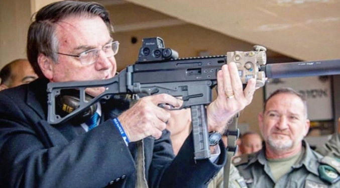 Bolsonaro dice que todos deberían comprar un fusil para no ser «esclavizados»
