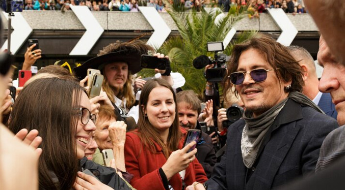 Johnny Depp recibe un baño de masas en el Festival Karlovy Vary