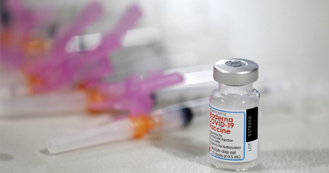 Japón suspende el uso de 1,63 millones de vacunas antiCovid de Moderna