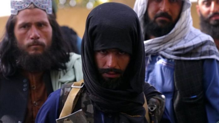 Talibanes hablan con la BBC: “Si no renuncian a la cultura occidental, tenemos que matarlos”