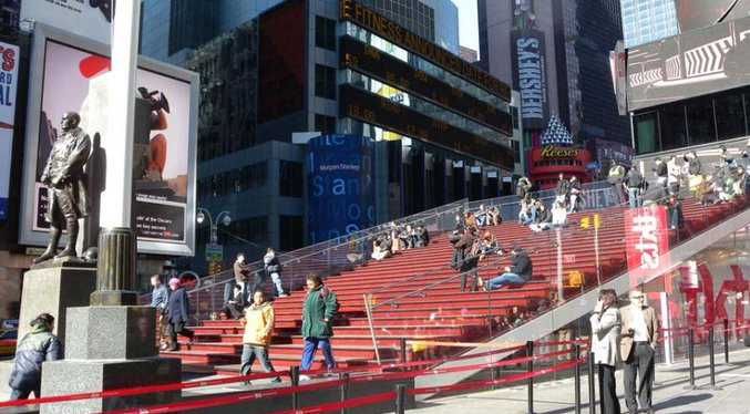 La policía evacúa parte de Times Square por un paquete sospechoso