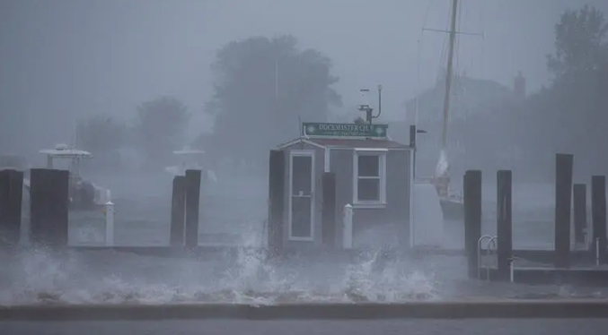 Tormenta tropical Henri tocó tierra en el noreste de EEUU