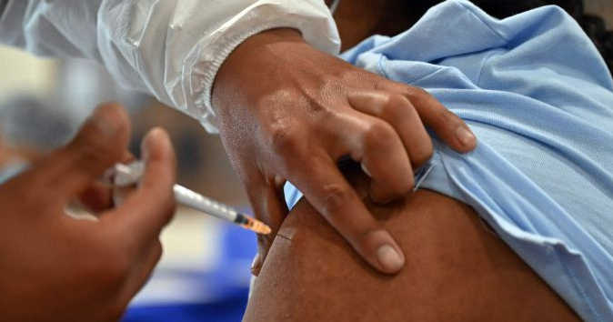 EEUU exigirá la vacuna del COVID-19 a migrantes solicitantes de asilo