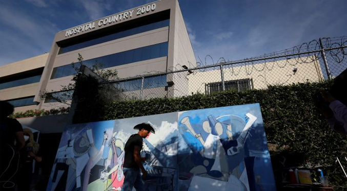 Admiradores de Vicente Fernández  pintan un mural y dejan flores cerca del hospital