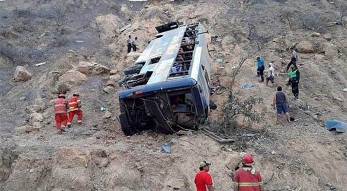 Accidente de bus deja 17 muertos y 20 heridos en Perú