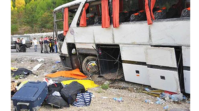Al menos tres personas mueren al volcar un autobús en Turquía