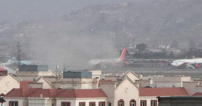 Al menos 95 fallecidos deja el doble atentado en el aeropuerto de Kabul