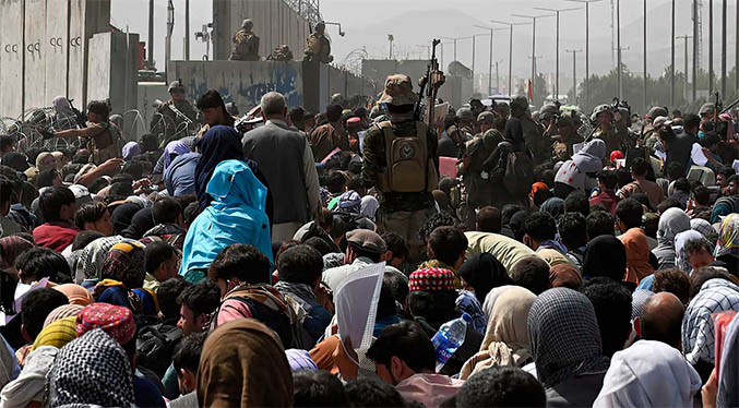 Mueren siete afganos por la caótica situación en el aeropuerto de Kabul
