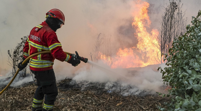 Más de 670 bomberos luchan por controlar incendio en Portugal