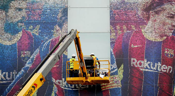 Barça retira gigantografía de Messi del Camp Nou (Fotos)