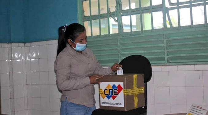 El chavismo vota en sus primarias con la vista en las regionales