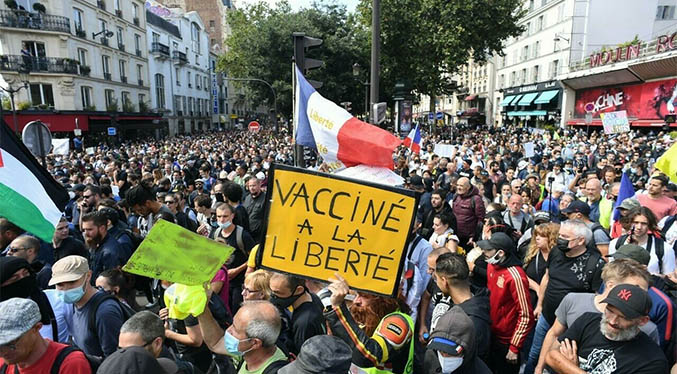 Continúan protestas en Francia contra certificado de COVID-19