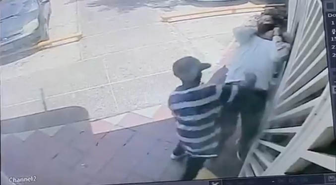 ¡Atención! Delincuentes aplican la llave «Mata León» para robar a hombre en Chacaíto (Video)