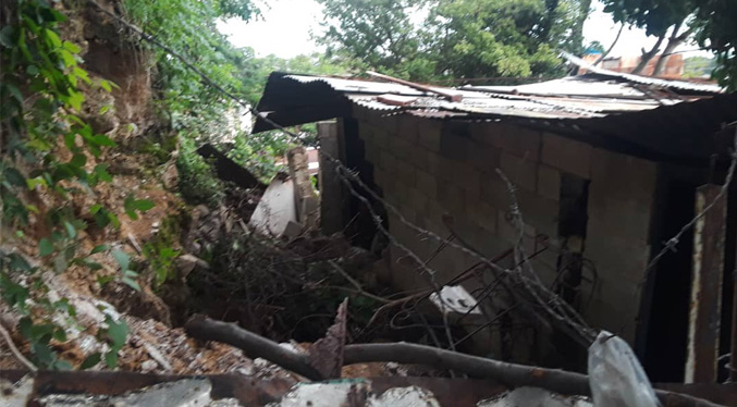 Desalojan a 10 familias tras derrumbes de cerro Turmerito en Aragua