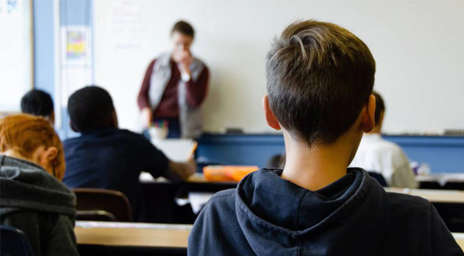 Docente sin vacuna ni mascarilla contagia a sus alumnos de primaria con el COVID-19