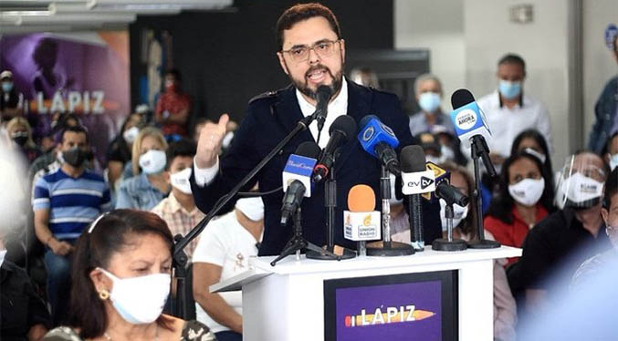 Antonio Ecarri inscribe su candidatura para la alcaldía de Caracas