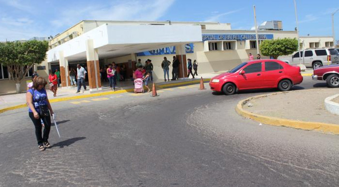 Arrollan a dos médicos en el estacionamiento del hospital Doctor Rafael Calles Sierra en Punto Fijo.