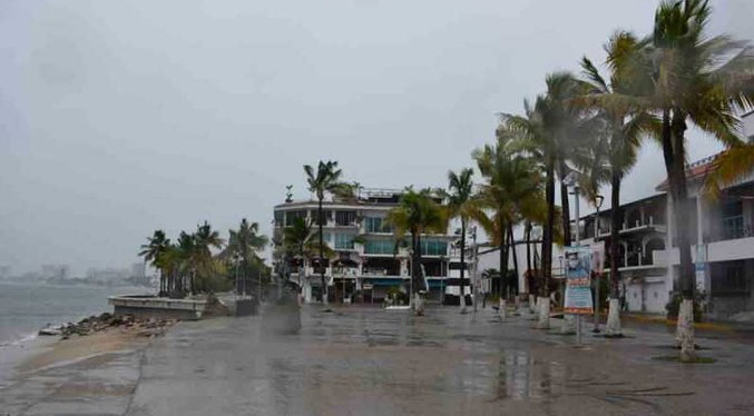 México: El huracán Nora toca tierra en Jalisco
