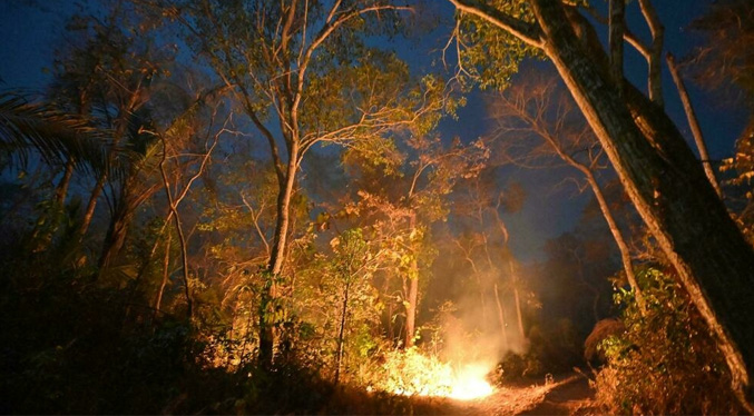 Bomberos combaten incendios masivos en Bolivia