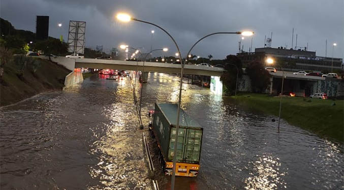 Inundaciones en Caracas tras fuertes lluvias (Videos)