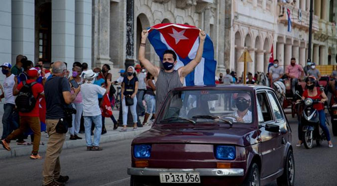 Jóvenes comunistas marchan en La Habana «por la paz»