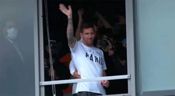 Una multitud recibe en Le Bourget a Lionel Messi