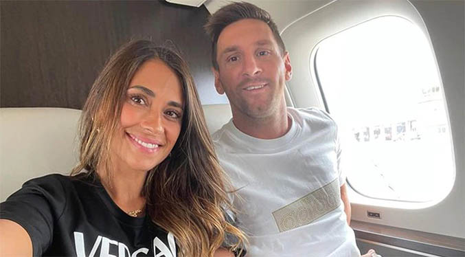 Antonela Roccuzzo y Lionel Messi desde el avión que los lleva a París: “Hacia una nueva aventura”