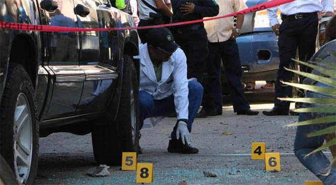 Mueren dos policías en un ataque armado contra una alcaldesa mexicana
