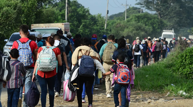 Caravana de unos 600 migrantes centroamericanos entre ellos venezolanos sale de México a EEUU