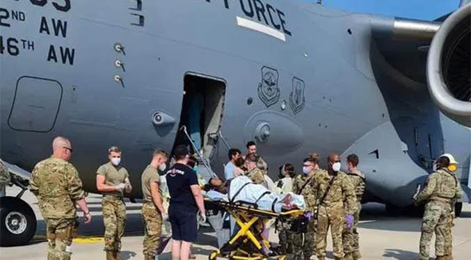 Una mujer afgana evacuada da a luz en un avión de la fuerza aérea de EEUU