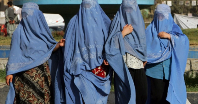 Talibanes prohíben a las mujeres trabajar en medios de comunicación