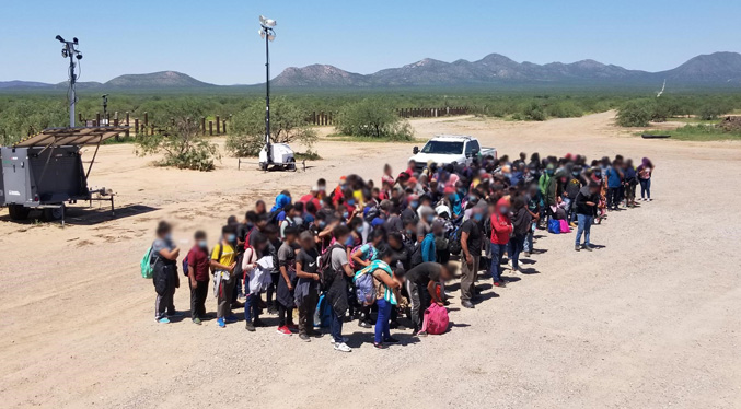 Grupo de 300 niños migrantes se entrega a la Patrulla Fronteriza en Arizona