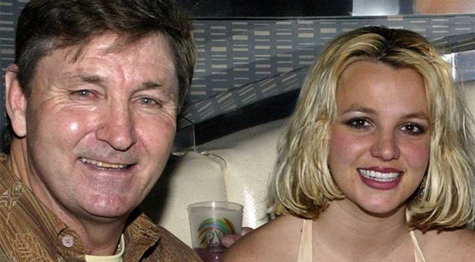 El padre de Britney Spears renuncia a ser su tutor legal