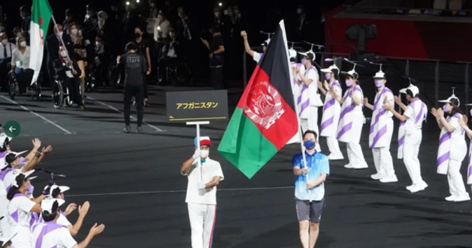 La bandera de Afganistán desfila en los Paralímpicos