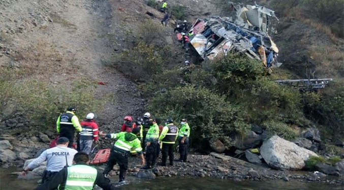 Sube a 29 el número de fallecidos por accidente de autobús en Perú