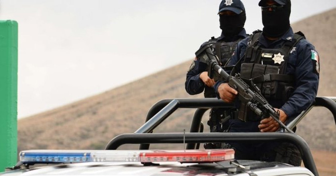 Comando armado mata a 3 policías mexicanos
