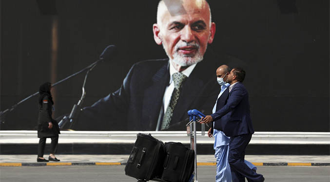 El presidente afgano renuncia a su cargo y abandona el país