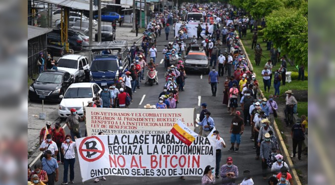 Veteranos de guerra salvadoreños protestan contra la ley del bitcóin