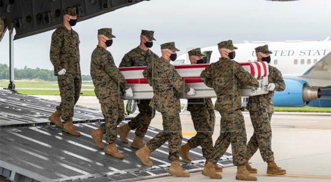 Biden honra los restos de los militares muertos en Afganistán a su llegada a EEUU
