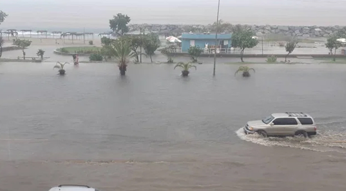 Reportan desbordamiento de río Camurí Grande en La Guaira (Videos)